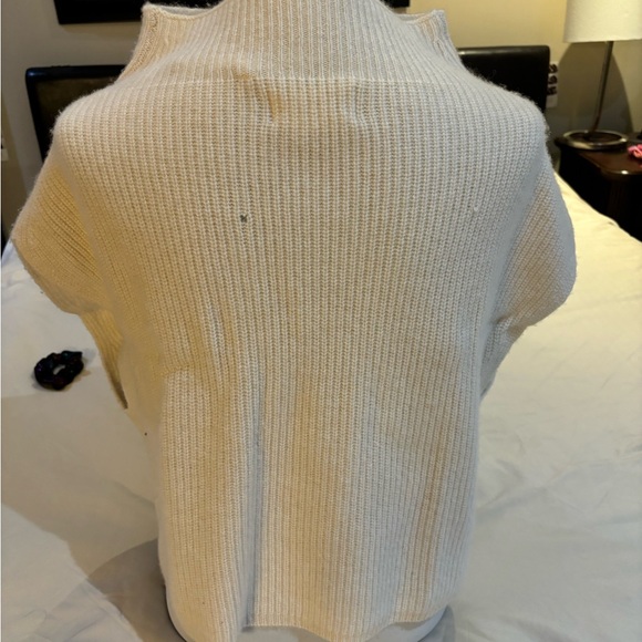 Cashmere short sleeve off the shoulder (depending how u wear it) - Picture 4 of 4